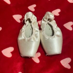 Worn ballet shoes 🩰 Used ballerina shoes 🩰 Dead pointe shoes 🩰